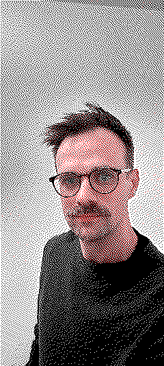 Jo, un home blanc (claramente anglosajó)  de mediana edat, amb ulleres i bigot